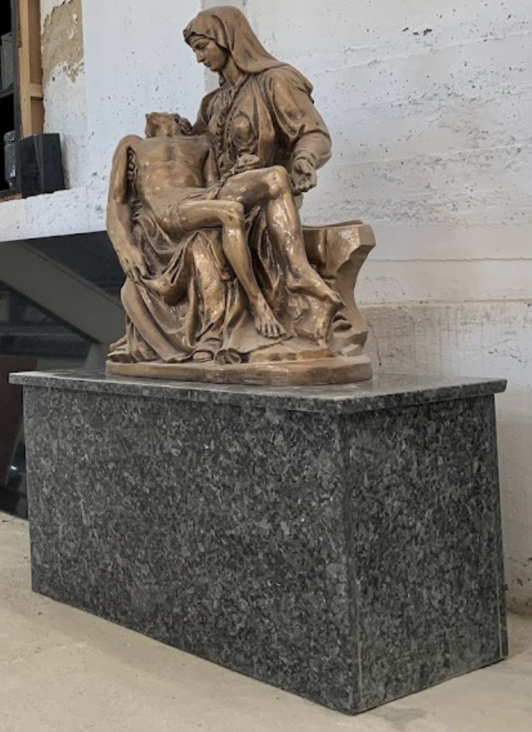 estatua-lapida